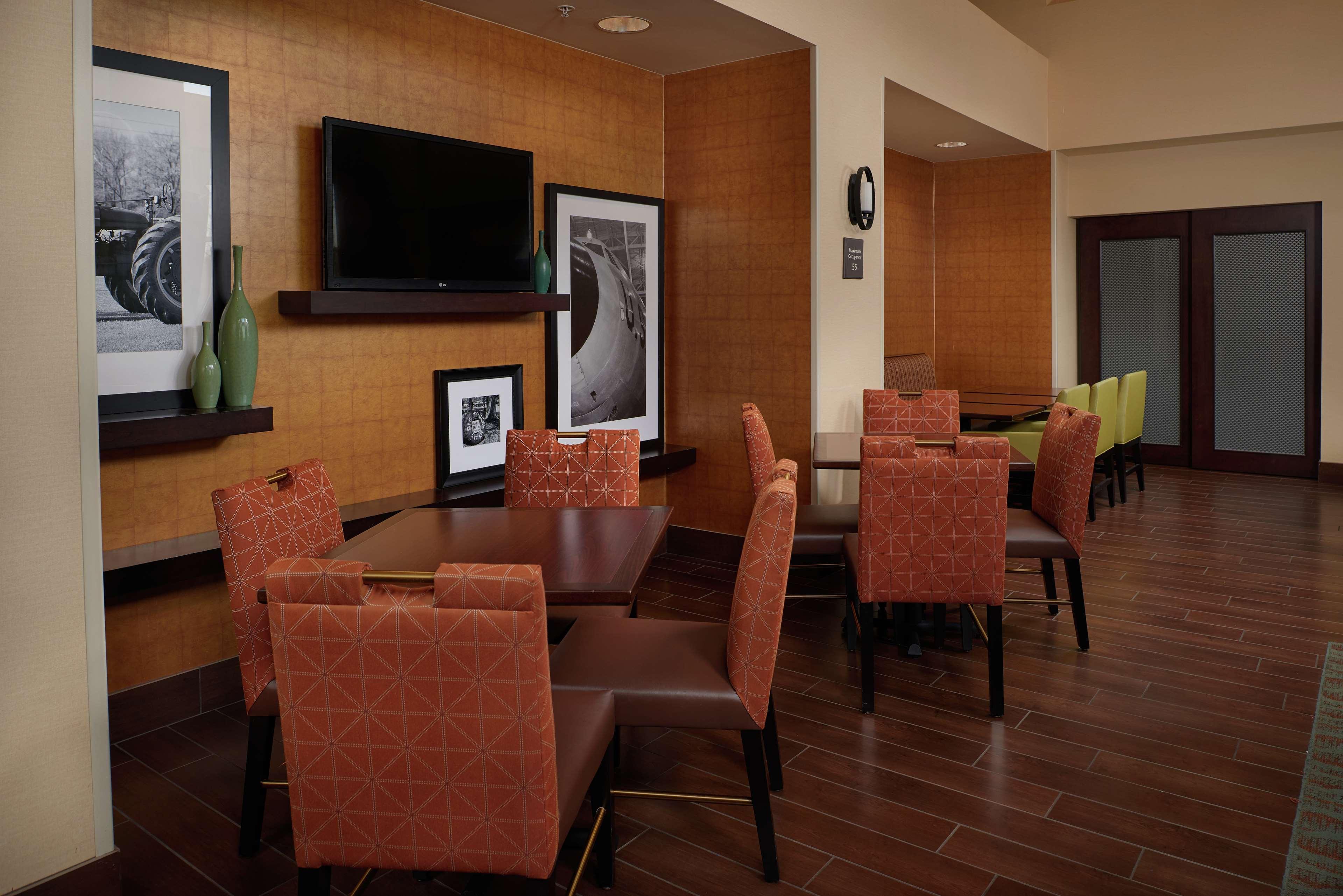Hampton Inn & Suites Rogers Exterior photo