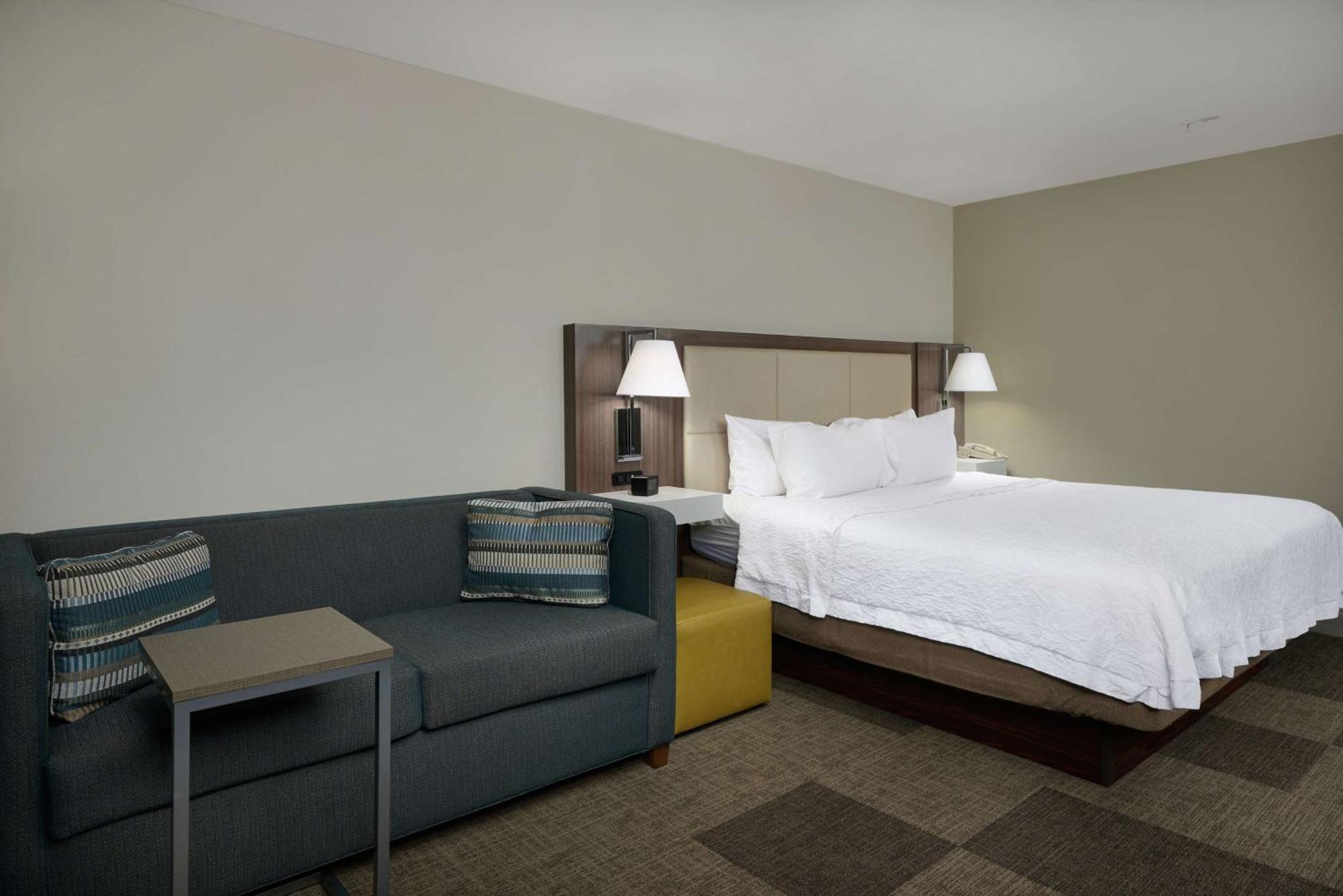 Hampton Inn & Suites Rogers Exterior photo